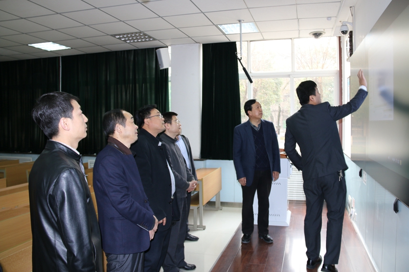 1.检查多媒体教室.JPG