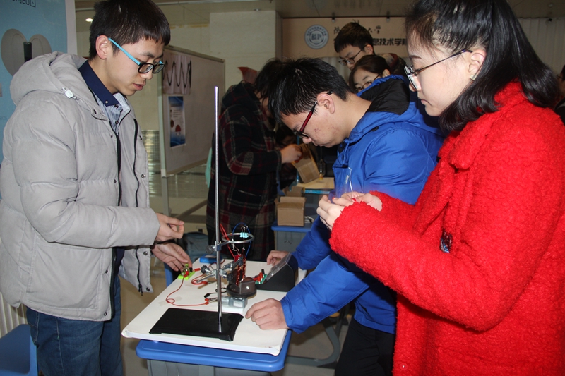 5.参赛选手进行作品调试.JPG