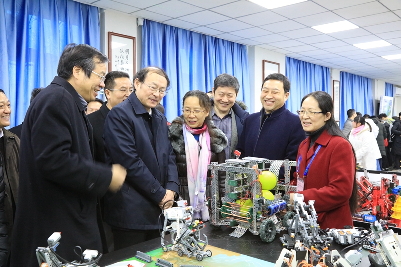 8-VEX教育机器人演示.JPG