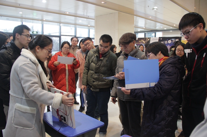 2.评委现场听取汇报、现场打分.JPG