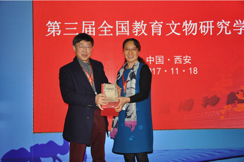4 我校副校长杨祖培代表陕西师范大学接受石鸥教授赠书.png