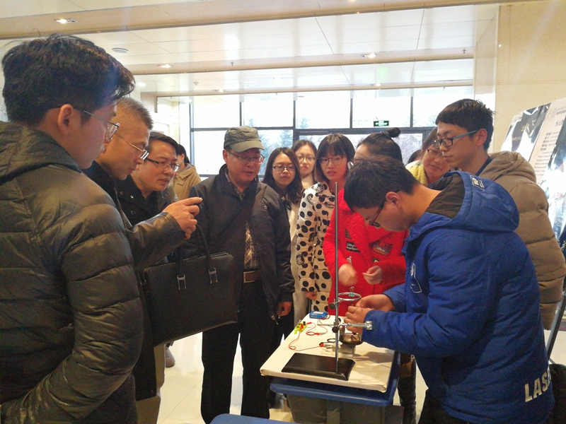 3.参赛学生向师生演示作品.jpg