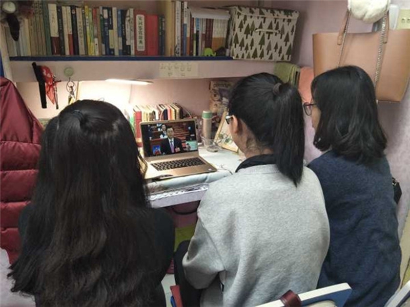 文学院学生在学生宿舍收看十三届全国人大一次会议开幕会.jpg