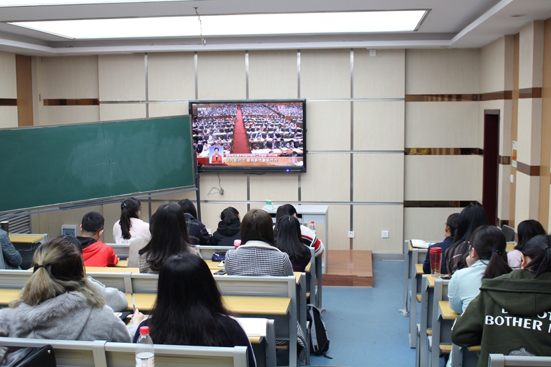 生命科学学院师生观看全国人大会议开幕式3.jpg